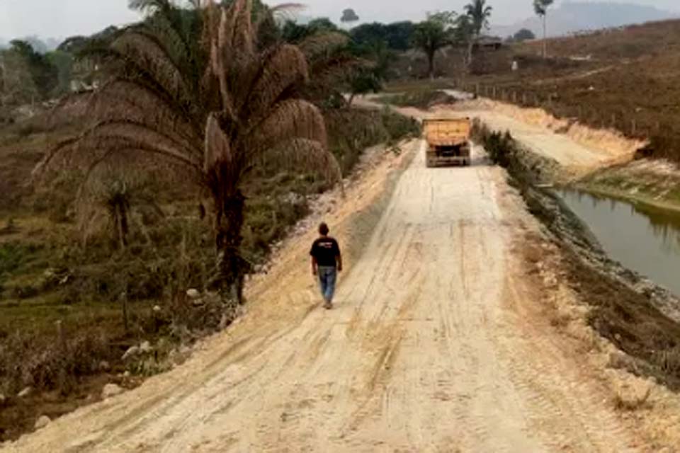 O Pacarana é Agro: Administração atende produtor de milho com dificuldades na Linha 38