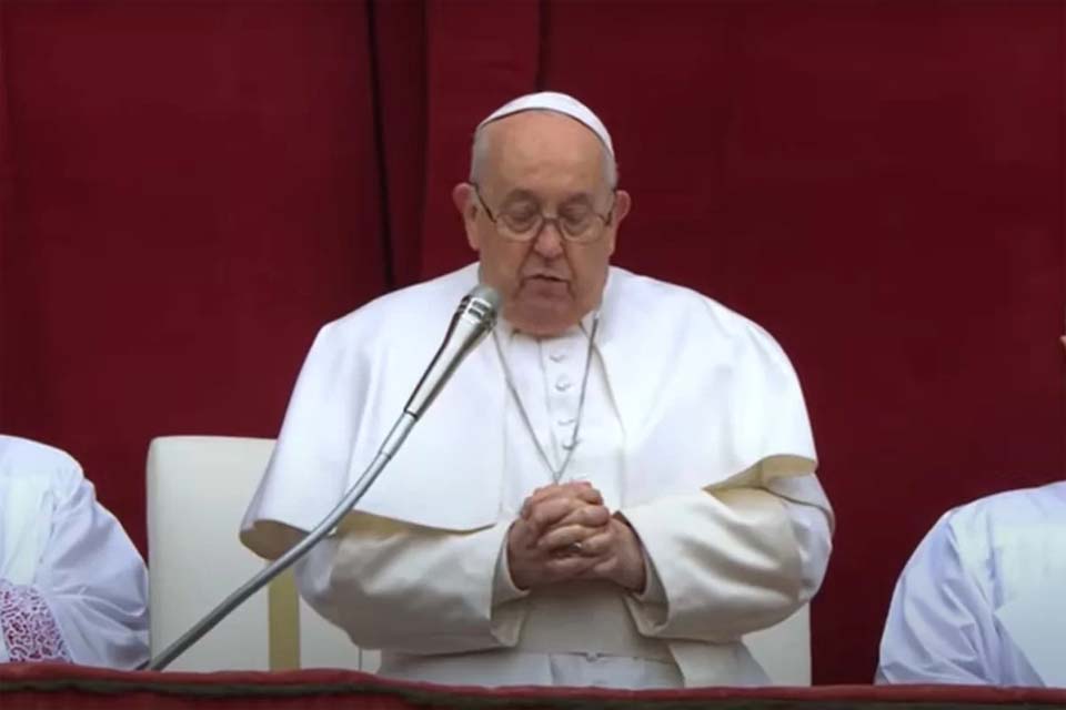 Em conferência no Vaticano, Papa Francisco critica a teoria de gênero: “Uma ameaça”