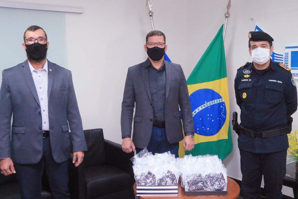 Governador Marcos Rocha faz entrega mais de 10 mil máscaras à Polícia Militar para garantir proteção contra a Covid-19