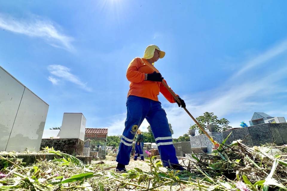 Prefeitura de Porto Velho prepara cemitérios municipais para o feriado do dia 2; equipes da Semusb realizam serviço de roçagem, limpeza e pintura