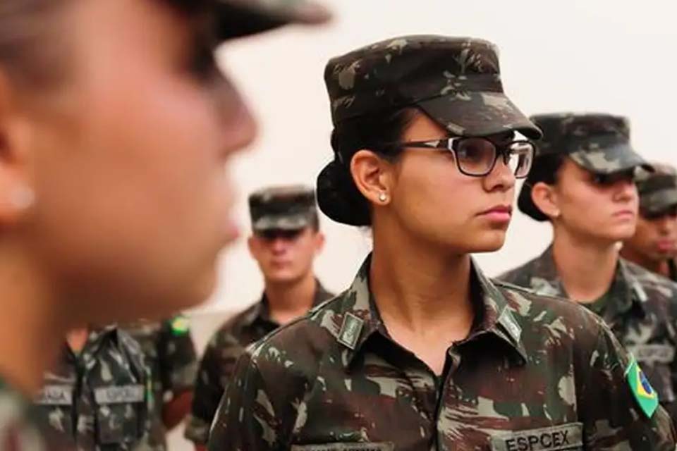 Mulheres poderão se alistar no serviço militar aos 18 anos