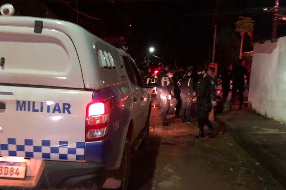 Apenado atacado a tiros após ter casa invadida por cinco bandidos