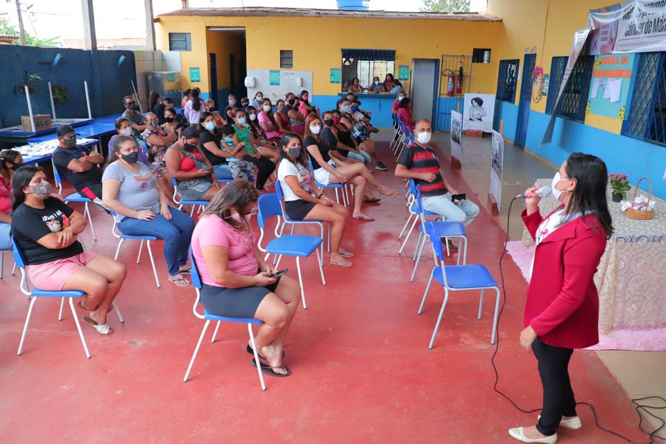 Mulheres do bairro Ulisses Guimarães participam de palestra sobre câncer de mama e do colo uterino