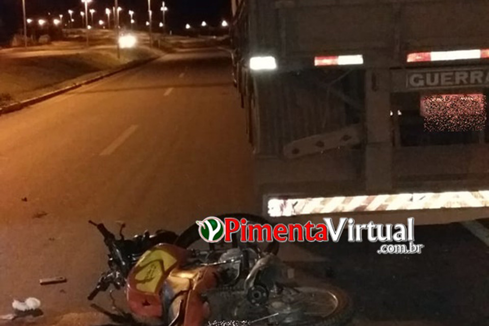 Mototaxista morre ao bater na traseira de carreta em Pimenta Bueno