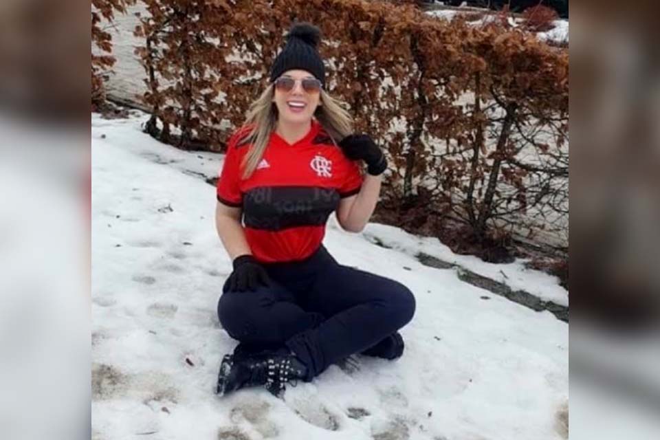 Gata do Flamengo posa com a camisa do time na neve europeia 