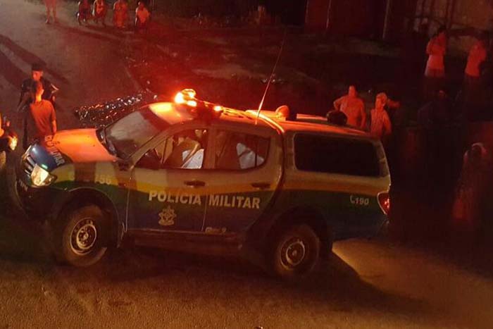 Criminosos em dois carros invadem casa e tentam matar jovem a tiros