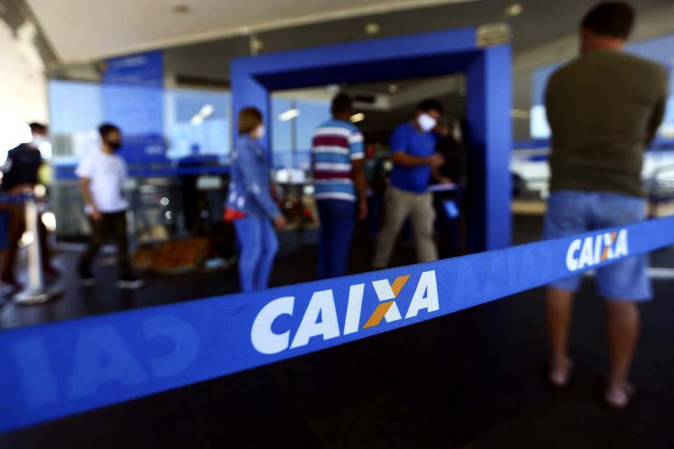 Caixa paga R$ 1,2 bi de auxílio emergencial para nascidos em abril