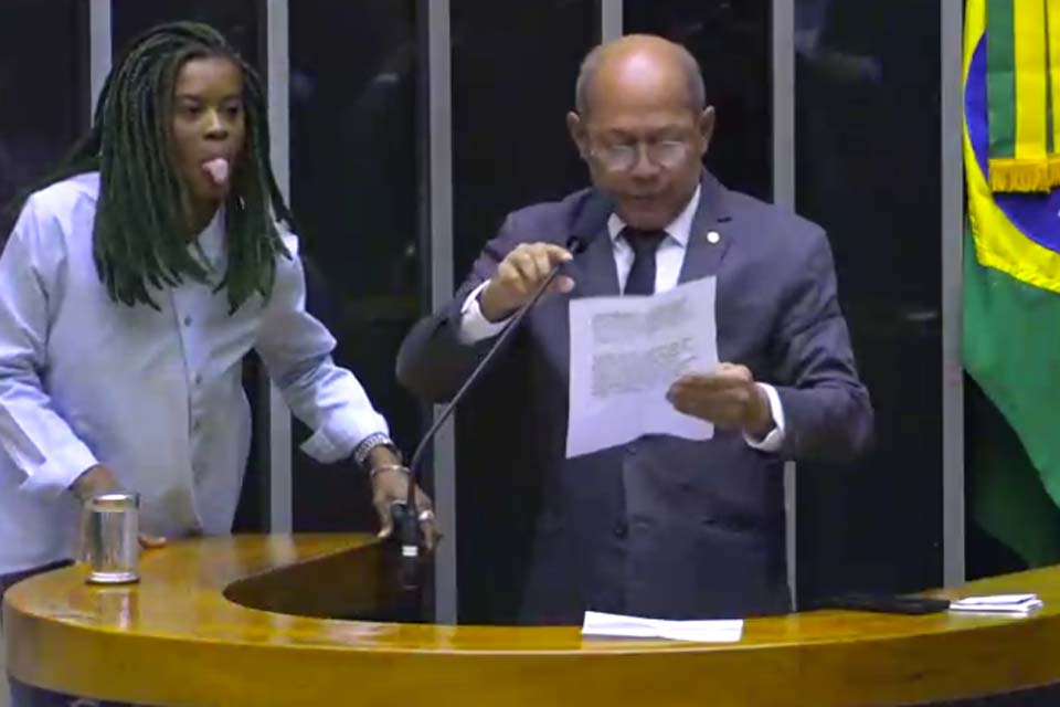 Deputada do PT mostra a língua para deputado bolsonarista de Rondônia durante defesa do PL do Aborto