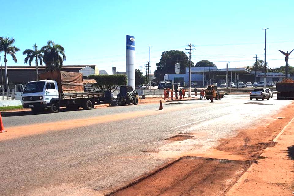 Equipes do DER avançam na operação tapa-buracos na RO-383, entre Cacoal e o distrito de Nova Estrela