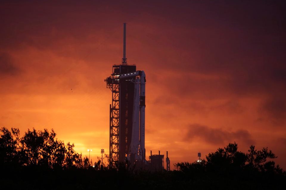 SpaceX lançará primeira missão espacial tripulada nesta quarta-feira