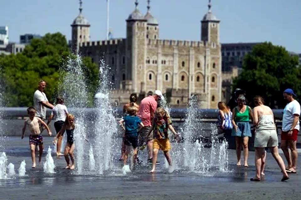 Milhões de britânicos enfrentam calor sem precedentes no país