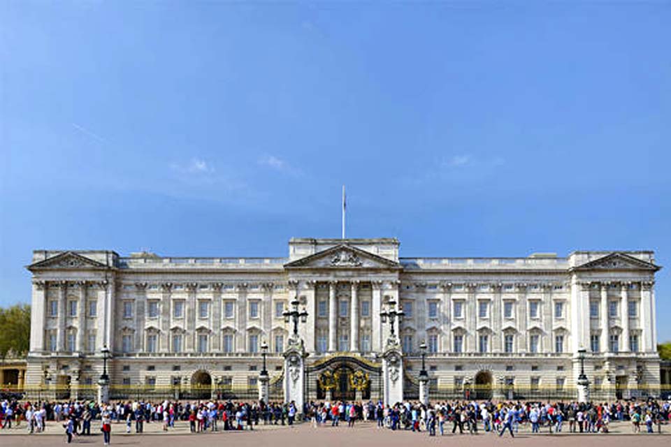 Homem é preso após jogar munição no Palácio de Buckingham dias antes da coroação de Charles III