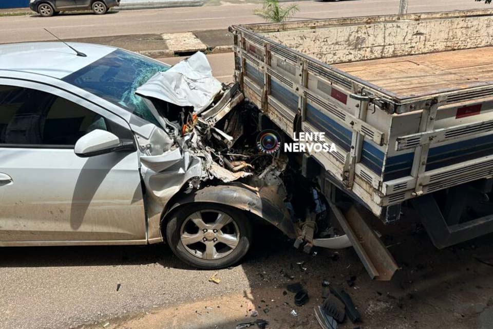 Motorista fica ferido em grave acidente envolvendo seis veículos