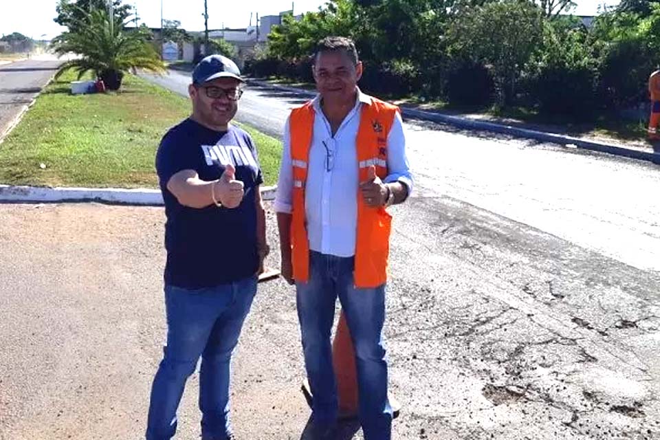 Prefeito em exercício acompanha obra de recapeamento na avenida Melvin Jones