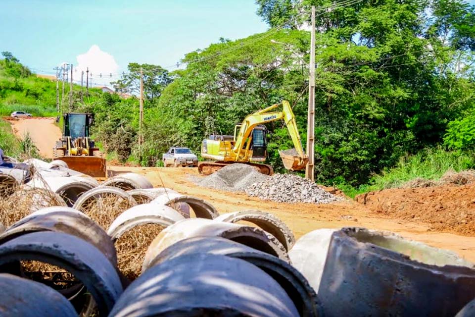 Prefeitura inicia serviço de drenagem pluvial no trecho próximo a galeria da Avenida Florianópolis