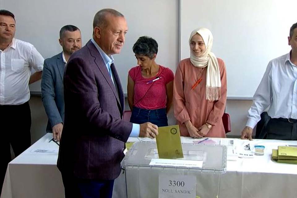 Oposição vence eleição em Istambul