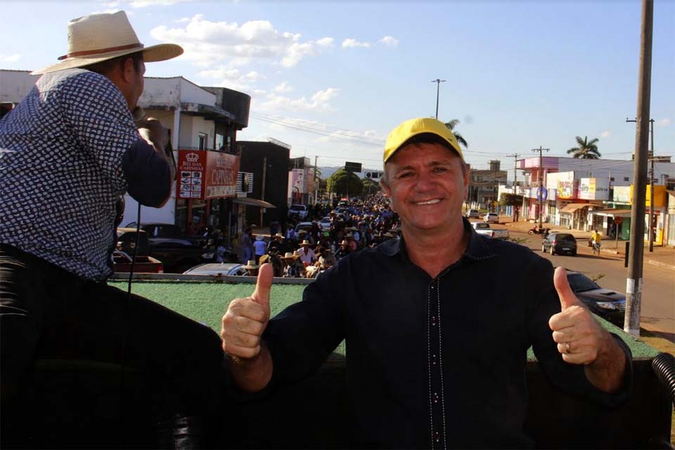 Deputado Luizinho Goebel participa da cavalgada do “Baile da Pecuária” em Cerejeiras