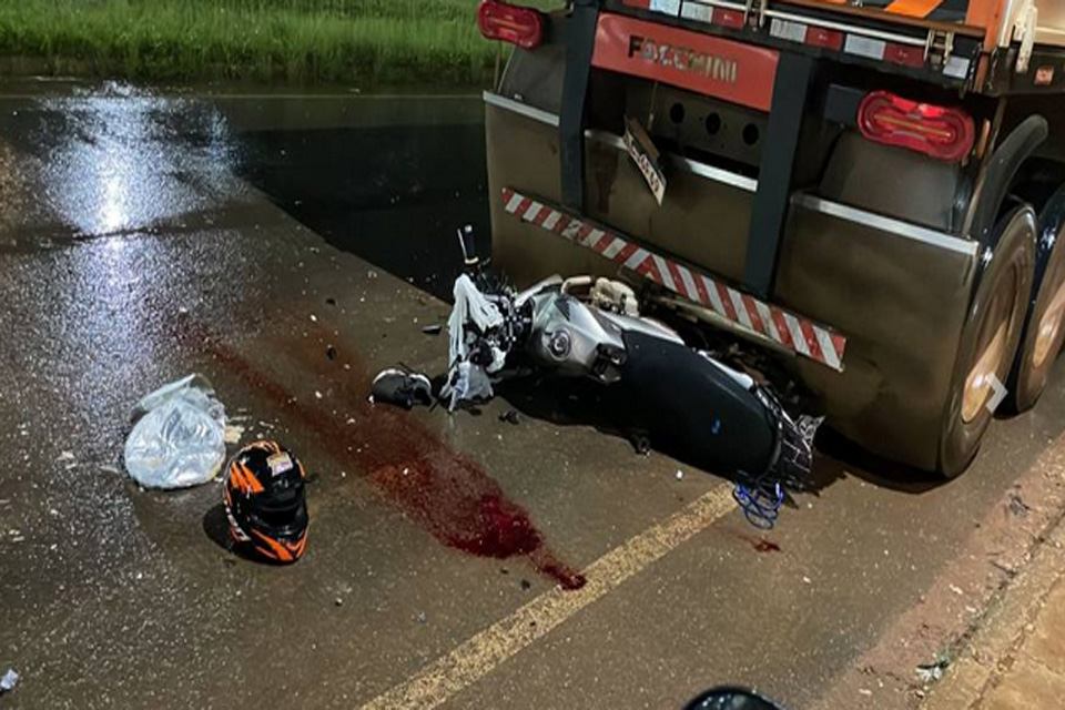 Motociclista morre no Hospital após colidir contra traseira de uma carreta