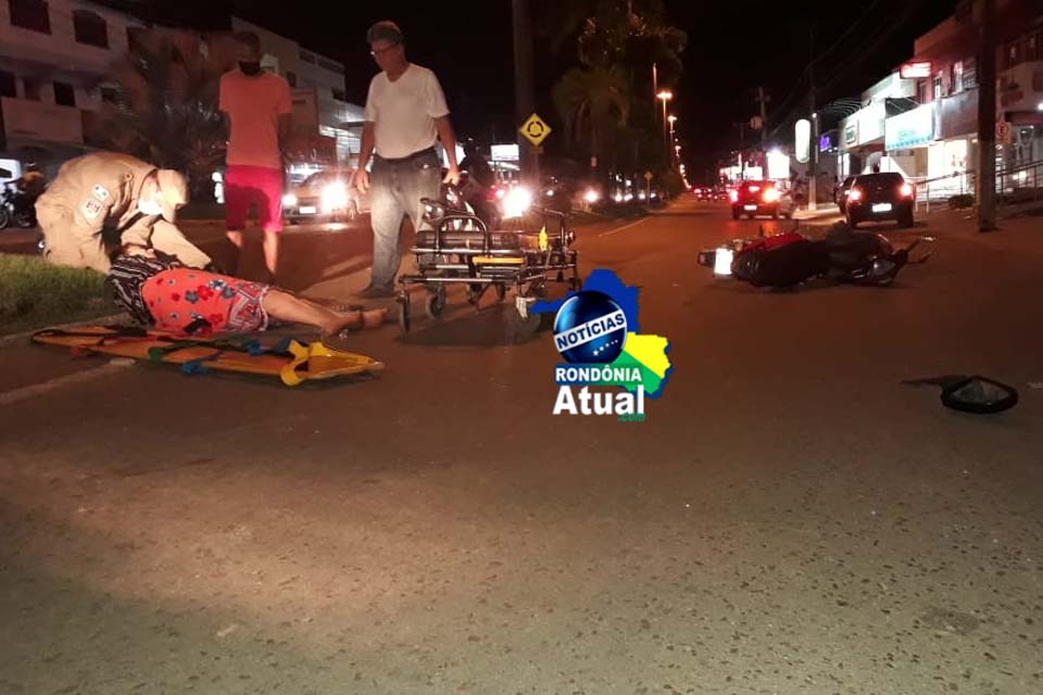 Jovem motociclista é socorrido após colidir na traseira de carro