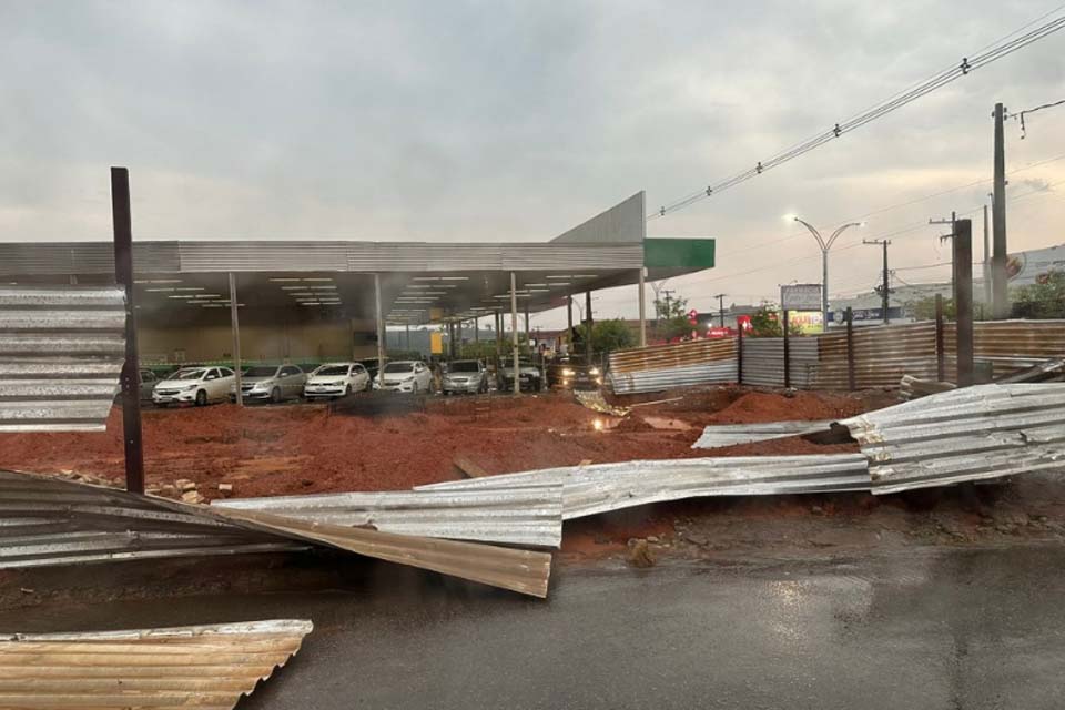 Ventania e chuva atípica com granizo impressiona moradores do município de Jaru