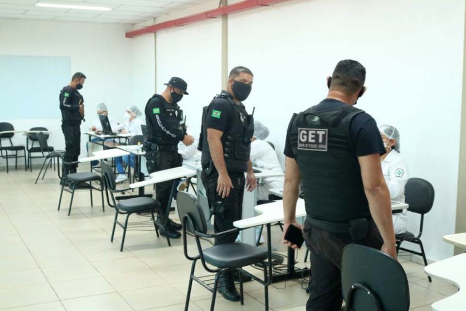 Agentes do Sistema Socioeducativo começam a ser imunizados contra a covid-19, em Rondônia