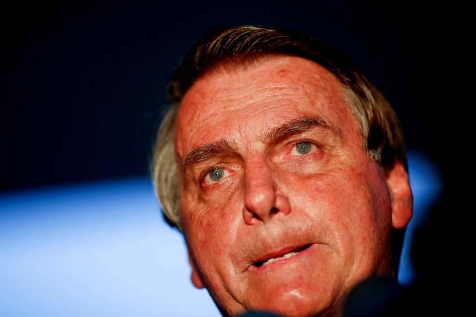 Bolsonaro volta a ameaçar democracia e diz, sem provas, que processo eleitoral é fraudulento