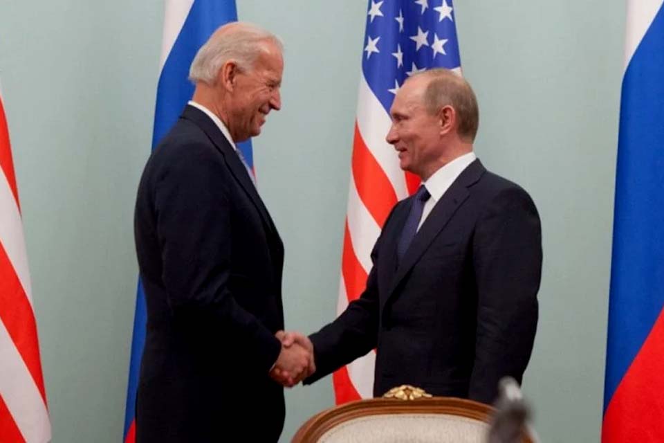 Biden e Putin discutem avanço na Ucrânia em meio a escalada de tensões