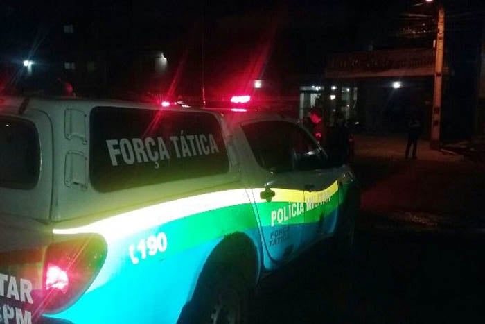 Mulher descontrolada ataca homem com golpe de facão em Extrema