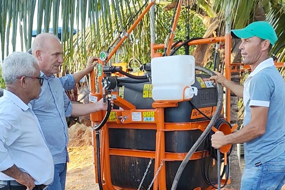 Deputado Ezequiel Neiva entrega implementos agrícolas a associações rurais em Machadinho