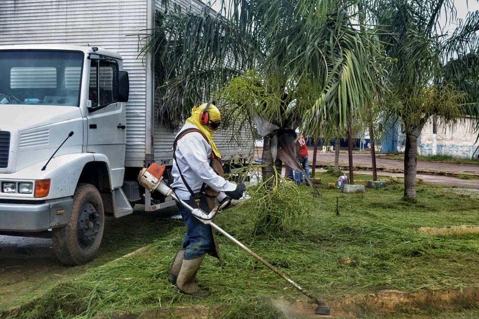 Prefeitura de Porto Velho faz mutirão de limpeza em diversos bairros da capital