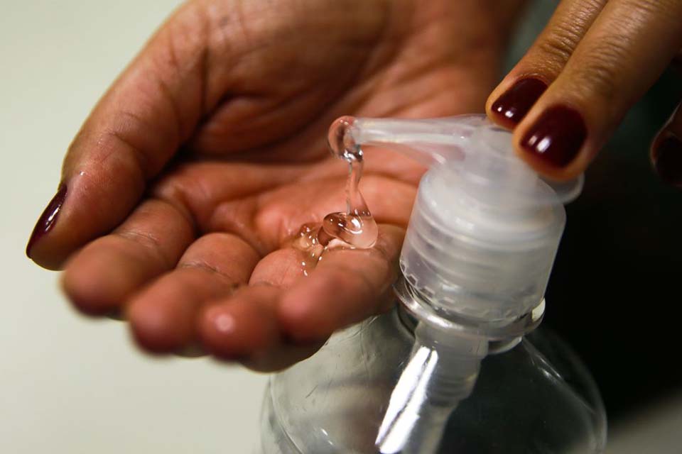 Farmácias de manipulação podem vender álcool gel ao público