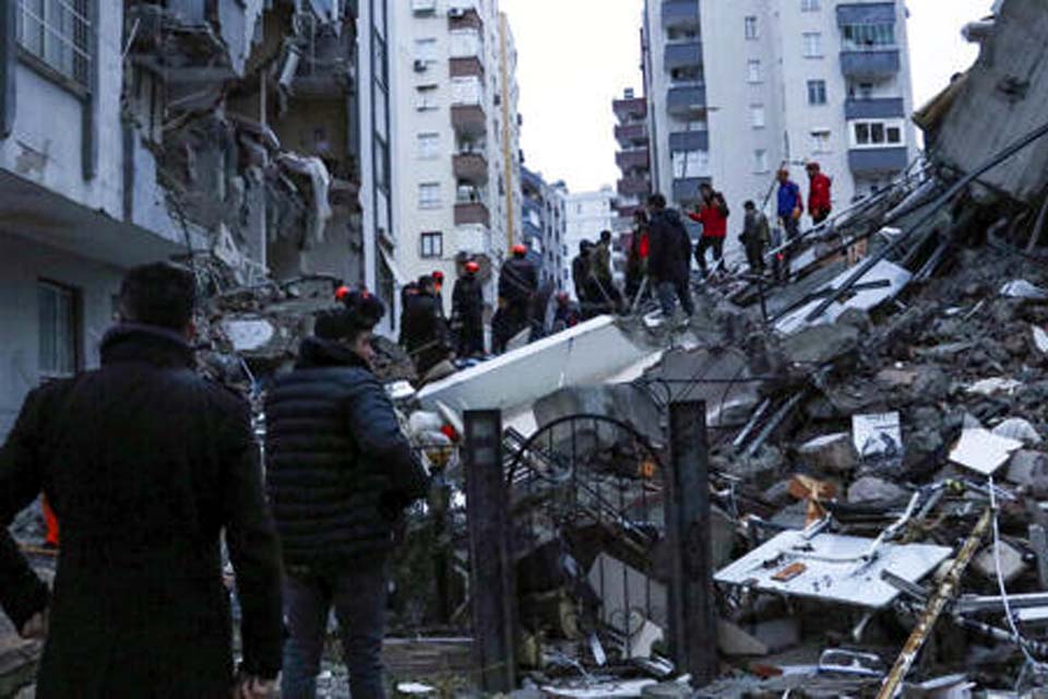 Centenas de pessoas morreram em terremoto de magnitude 7,8 na Turquia