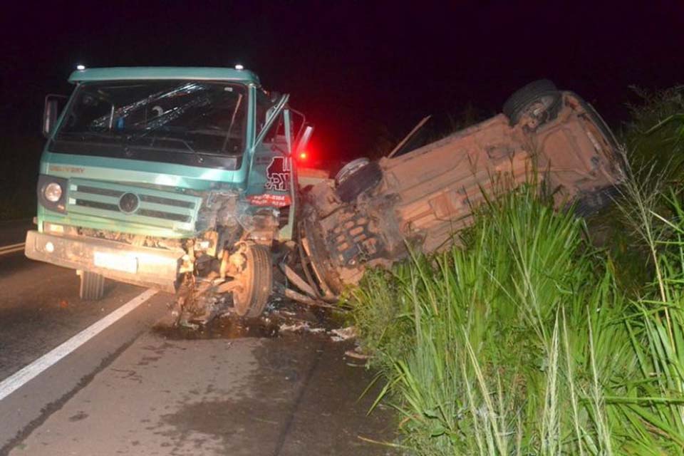 Acidente Entre Caminhão E Carro Na BR 364, Deixa Duas Pessoas Feridas ...