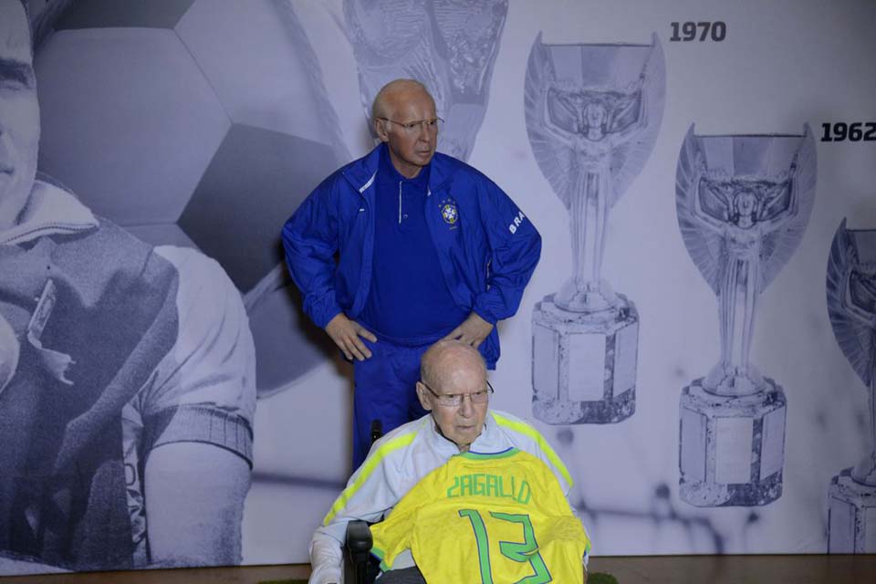 CBF inaugura, no Rio, estátua em homenagem a Zagallo