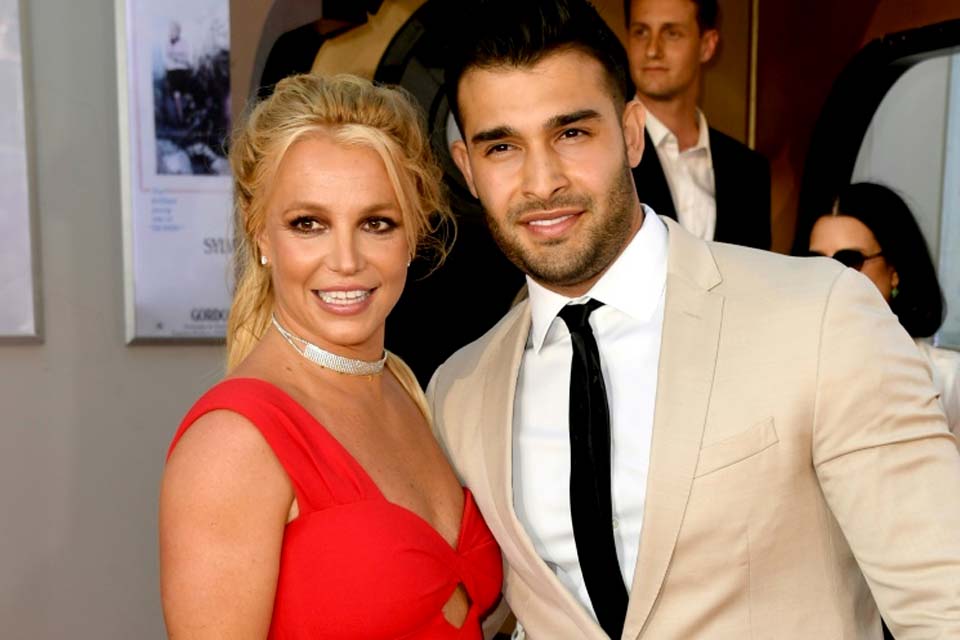 Após polêmicas, Sam Asghari defende Britney Spears: 'É uma mulher livre'