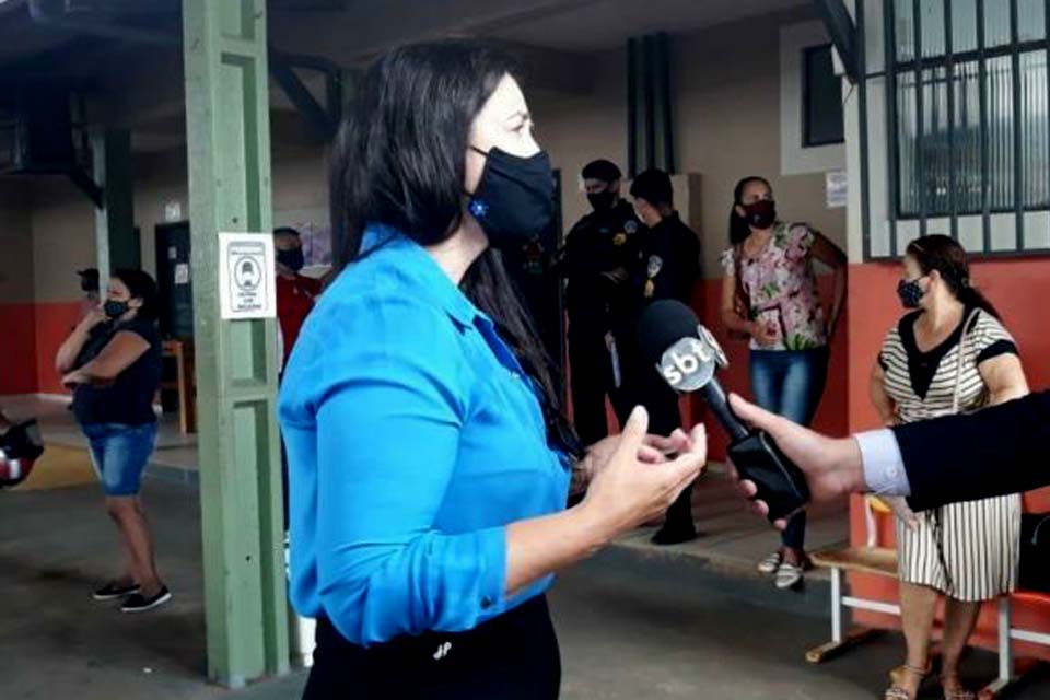 Candidata a prefeita, Rosani Donadon chega em escola para votar e descobre transferência de local