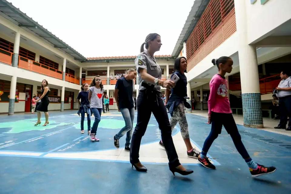 Governo federal vai encerrar programa de escolas cívico-militares