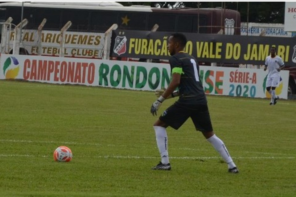 Douglas Silva segue rotina de treinos e aguarda proposta