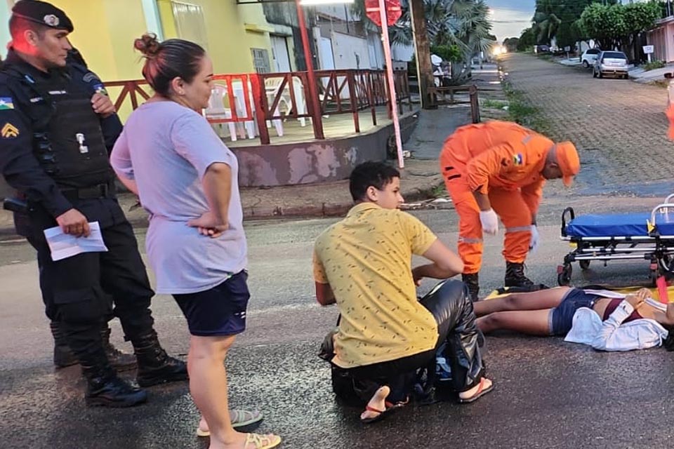 Jovem é arremessada da garupa da moto durante colisão em Ji-Paraná