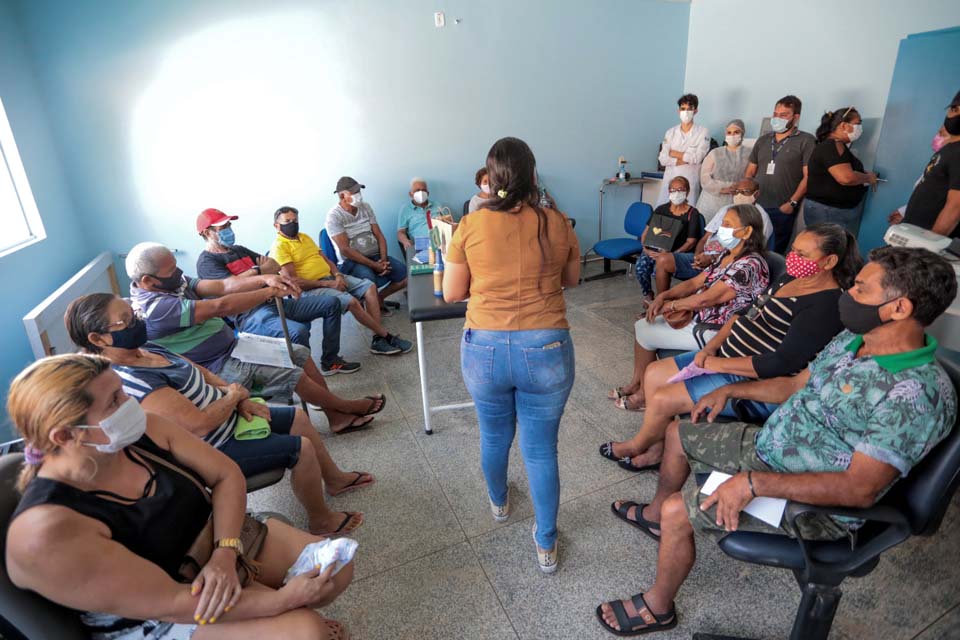 Idosos participam de atividades de saúde em alusão ao Dia Internacional do Idoso no bairro Cidade do Lobo