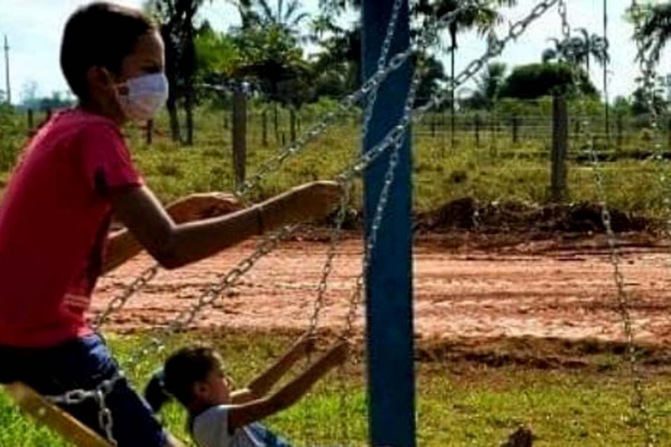 Prefeitura inaugura praça em associação rural oferecenfo lazer e saúde à população