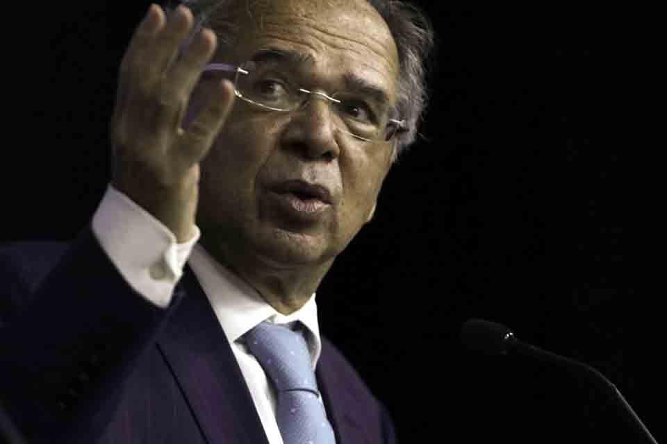  Governo avalia redução de imposto sobre combustíveis, diz ministro