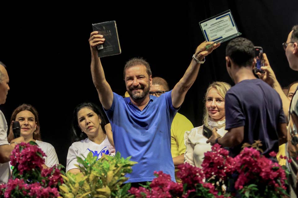 Hildon Chaves prestigia Marcha para Jesus; representantes da organização entregaram placa ao prefeito agradecendo pelo apoio