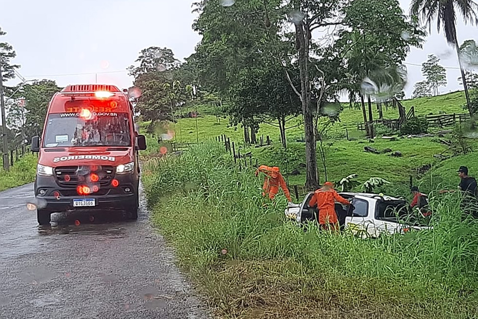 Dois ficam feridos após Fiat Strada sair da pista na 627 em Jaru