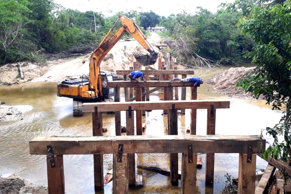 Secretaria Municipal de Obras e Serviços Públicos constrói ponte na aldeia do povo indígena Arara