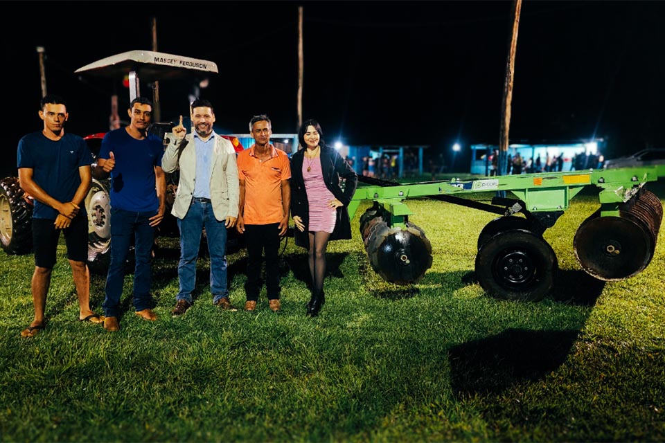 Deputado Delegado Camargo entrega implemento agrícola para associação de Machadinho do Oeste