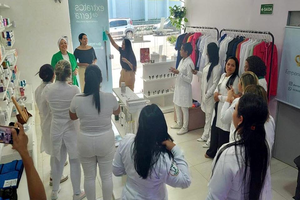 Emporium Jalecos expõe produtos durante realização de curso de especialização em podologia