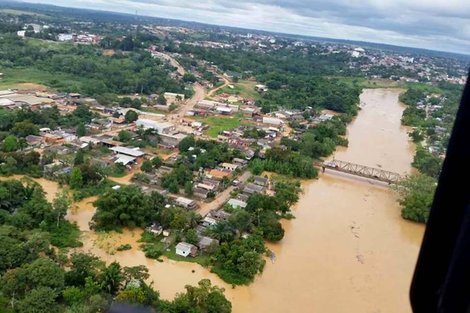 Bolsonaro sobrevoa cheias no Acre e anuncia medidas de socorro