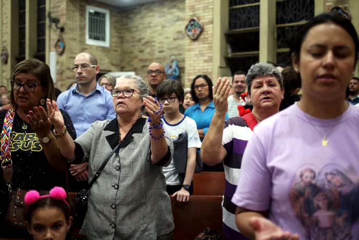 Igreja em Suzano celebra missa de sétimo de vítimas de ataque a escola