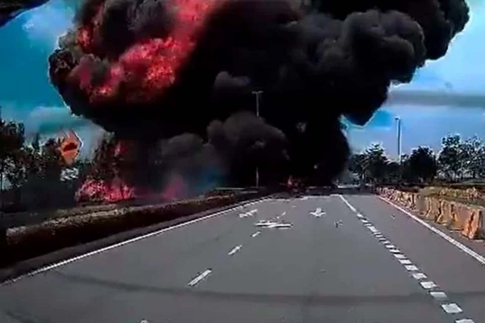 Avião de pequeno porte cai em rodovia e mata 10 pessoas na Malásia